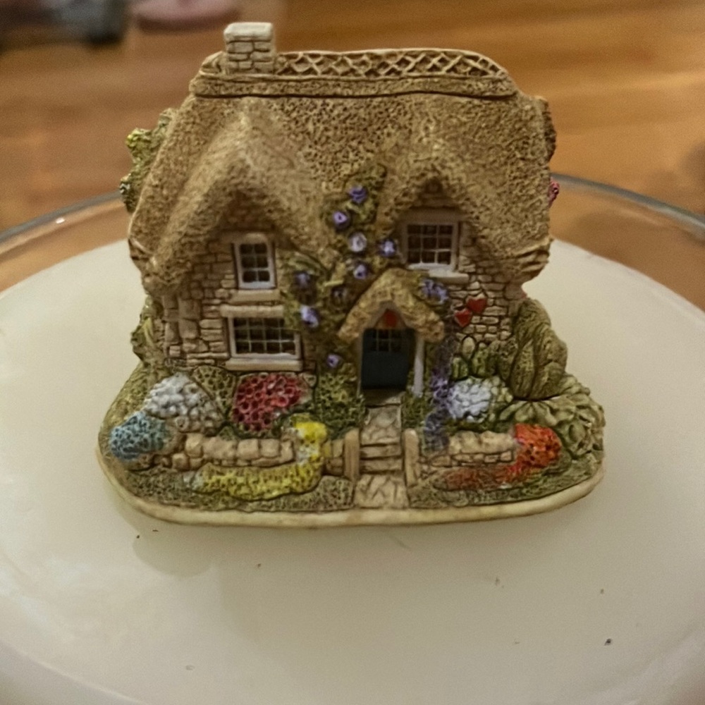 Lilliput Lane “Queen of Hearts” Hand-Painted Cottage Sculpture -